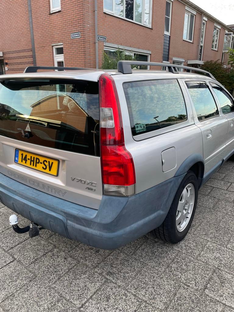 Volvo V70 2.4 T XC 4WD AUT 2001 Grijs, Auto's, Volvo, 1800 kg, Zwart, 1657 kg, XC70