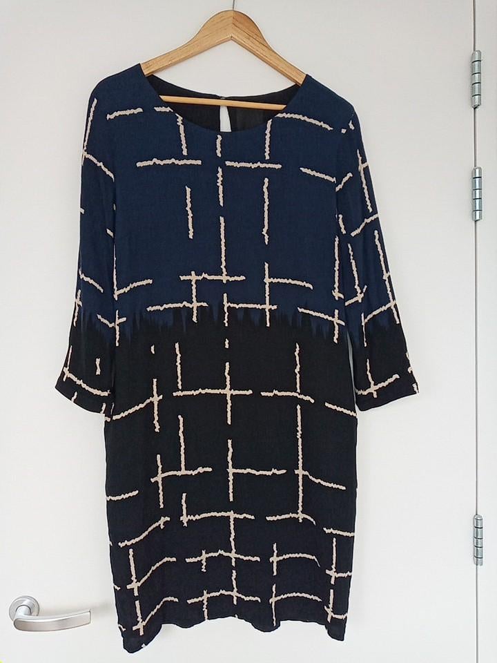 40/42 aparte jurk in blauw en zwart speels streepje beige, Blauw, Maat 42/44 (L), Ophalen of Verzenden, Zo goed als nieuw