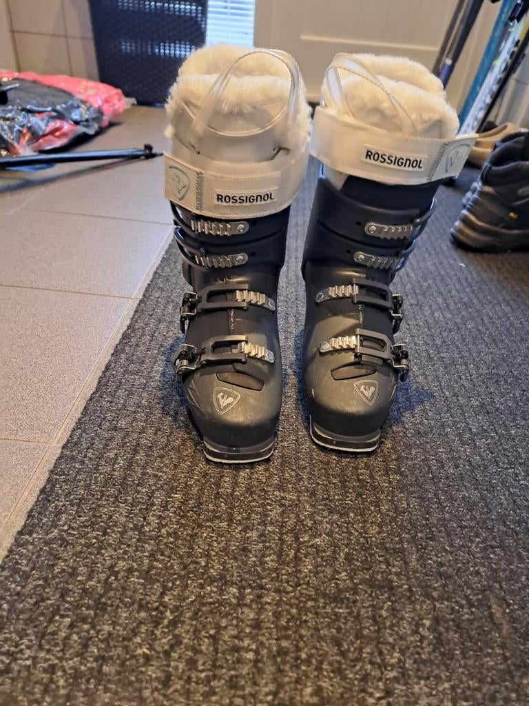 Mooie dames skischoenen maat  39, Sport en Fitness, Skiën en Langlaufen, 160 tot 180 cm, Rossignol, Schoenen, Ophalen of Verzenden