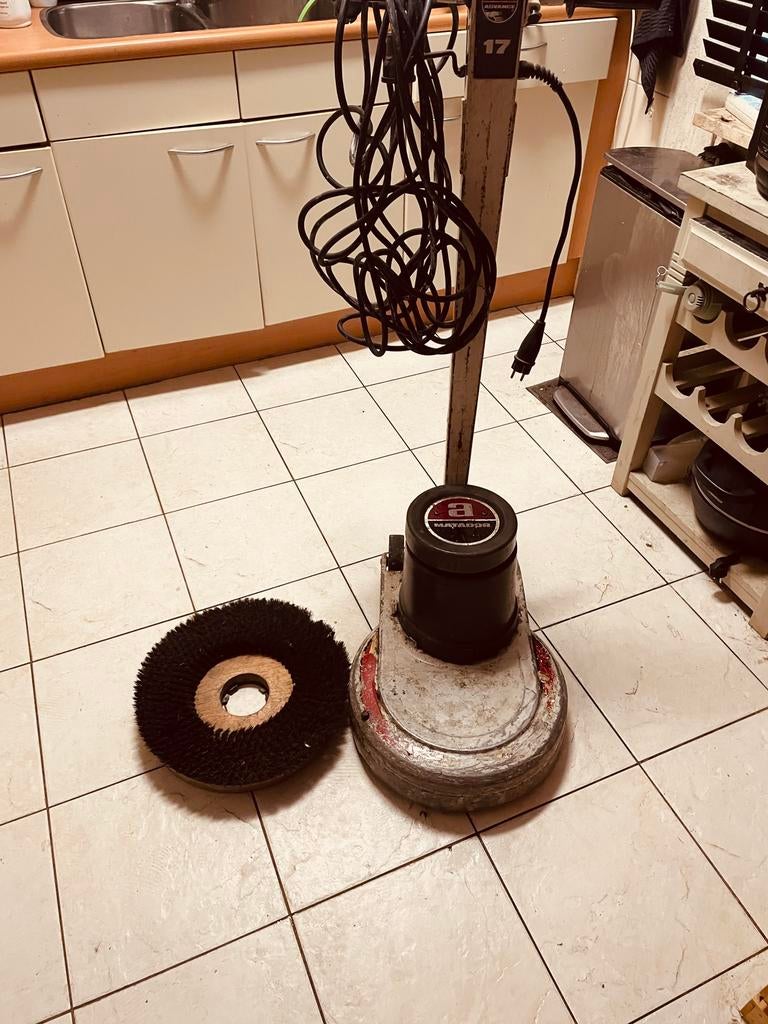 Boenmachine, Ophalen, Bezem of Borstel