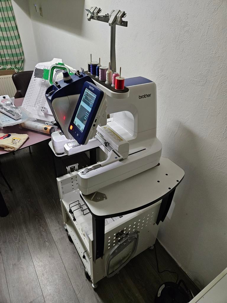 Brother VR Borduurmachine + Accessoires, Ophalen, Zo goed als nieuw, Borduurmachine