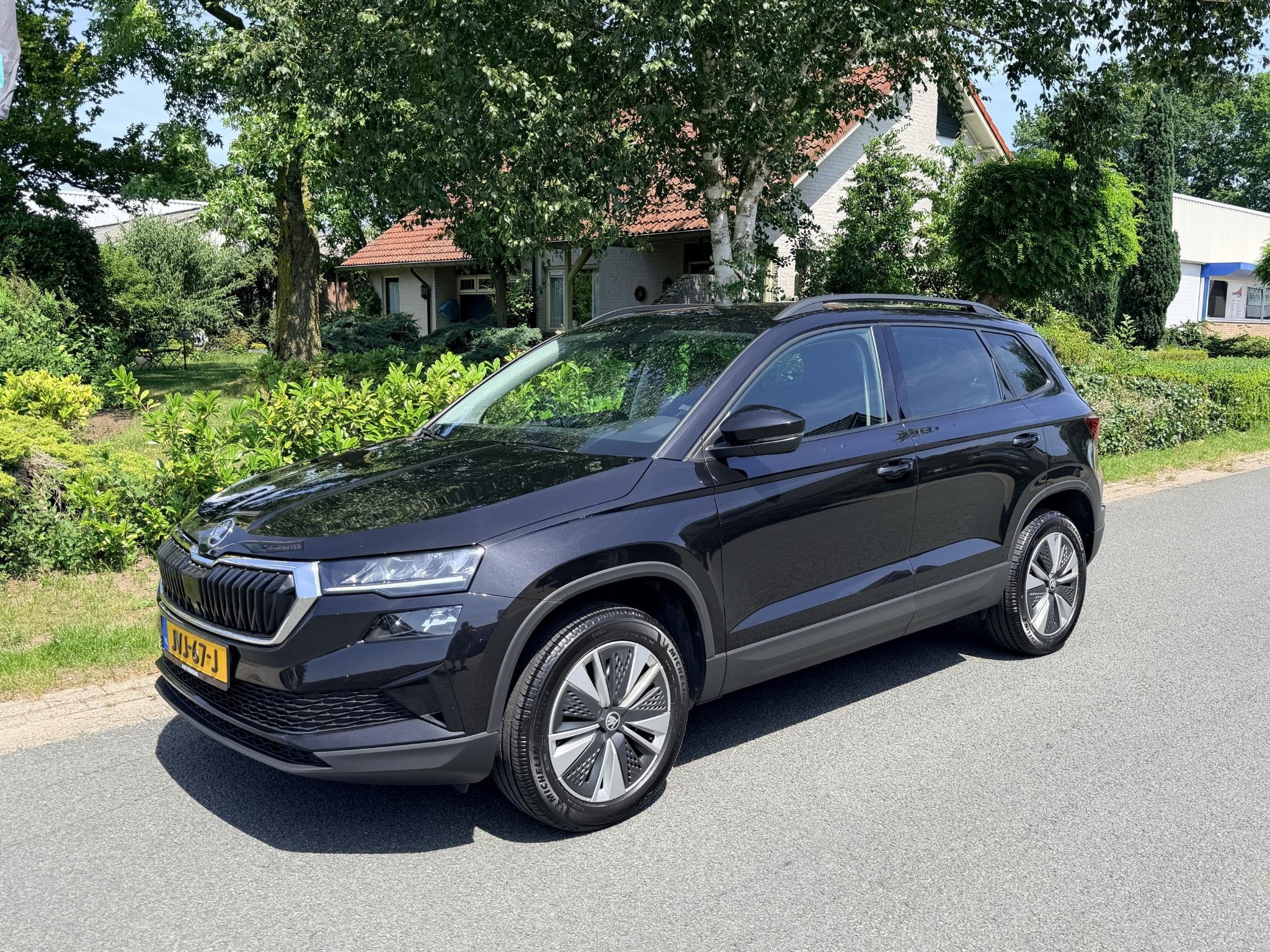 Skoda Karoq 1.5 TSI ACT 150PK DSG Trekhaak•Navi, Auto's, Stof, 4 cilinders, Zwart, Karoq