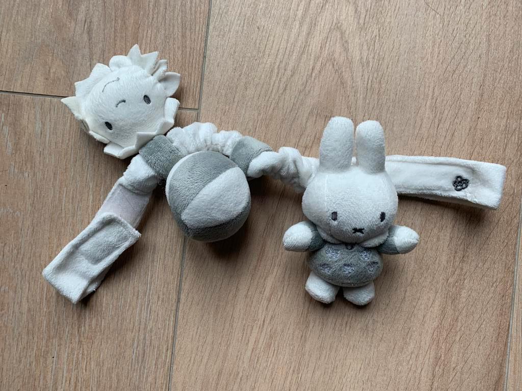 🐇 Miffy (Nijntje) 🐰 autostoelspeeltje – wagenspanner 👶, Kinderen en Baby's, Speelgoed | Babyspeelgoed, Zo goed als nieuw, Overige typen