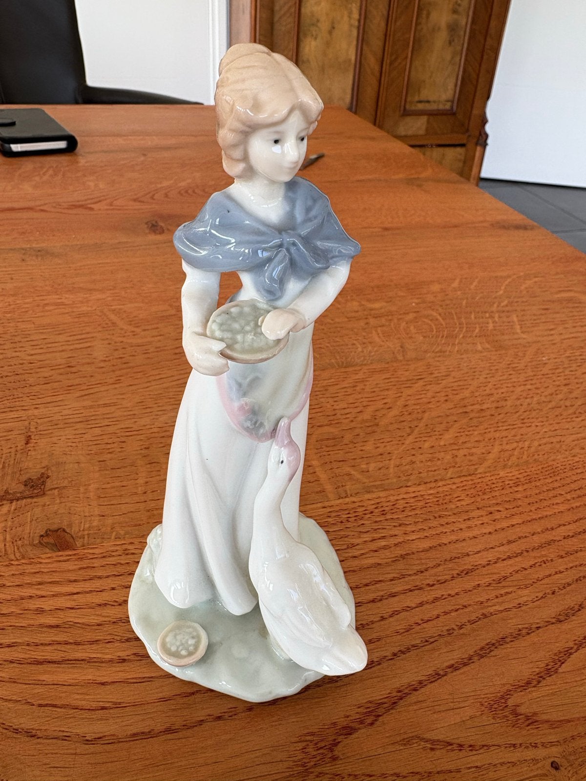 Vintage Drache porseleinen beeldje: Vrouw met gans, Ophalen of Verzenden