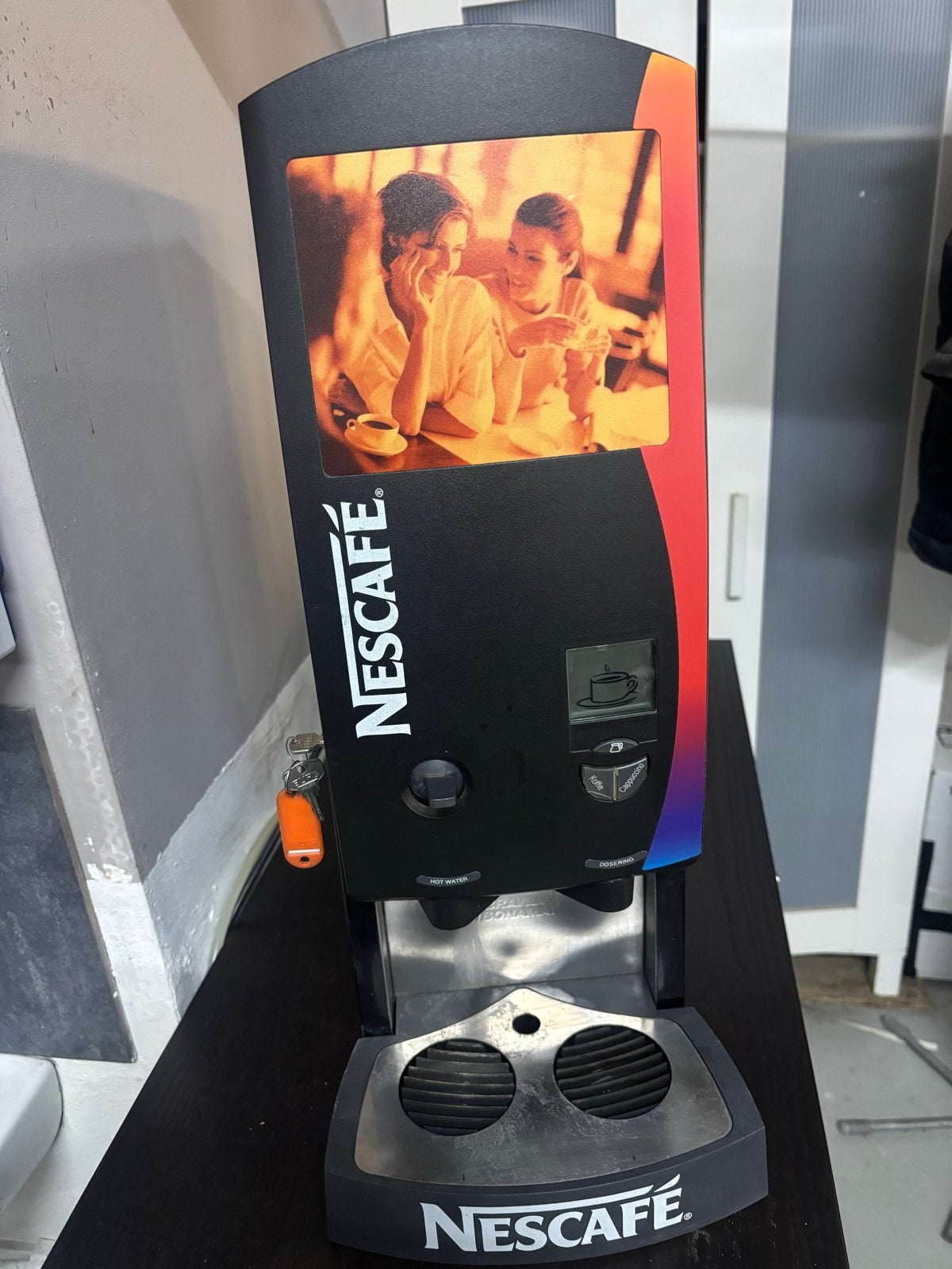 Nescafé Koffieautomaat - Perfect voor kantoor of thuis, Koffiepads en cups, Gebruikt, 10 kopjes of meer, Koffiemachine