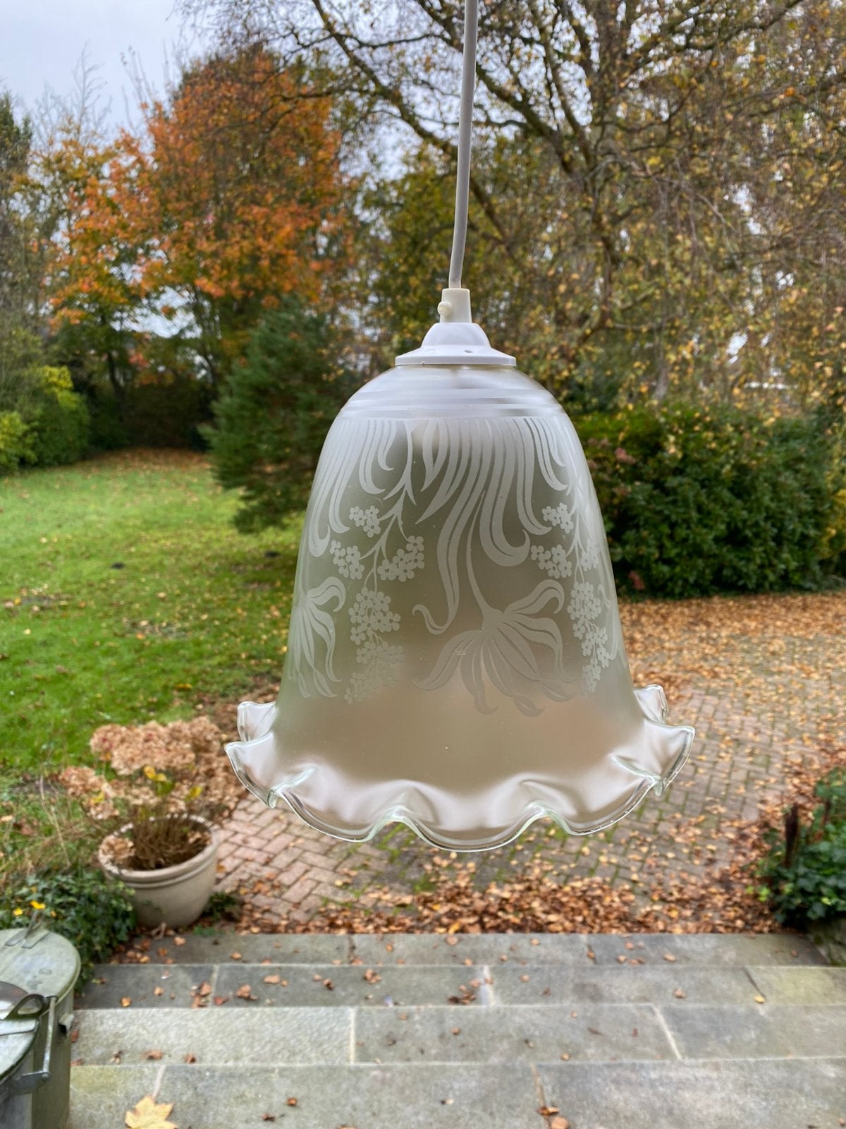 Klokvormige lampenkap geëtst glas jaren ‘70, Ophalen of Verzenden, Gebruikt, Glas