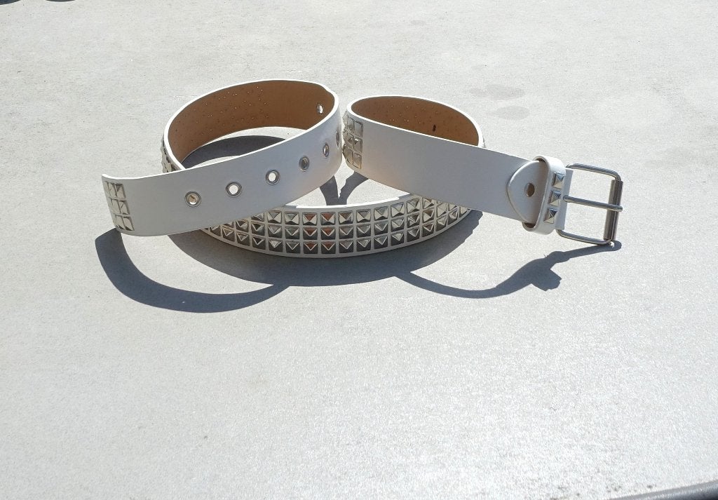 Witte riem met studs - Stoer en stijlvol - ongedragen, Kleding | Dames, Wit, Nieuw, Tailleriem, Ophalen of Verzenden