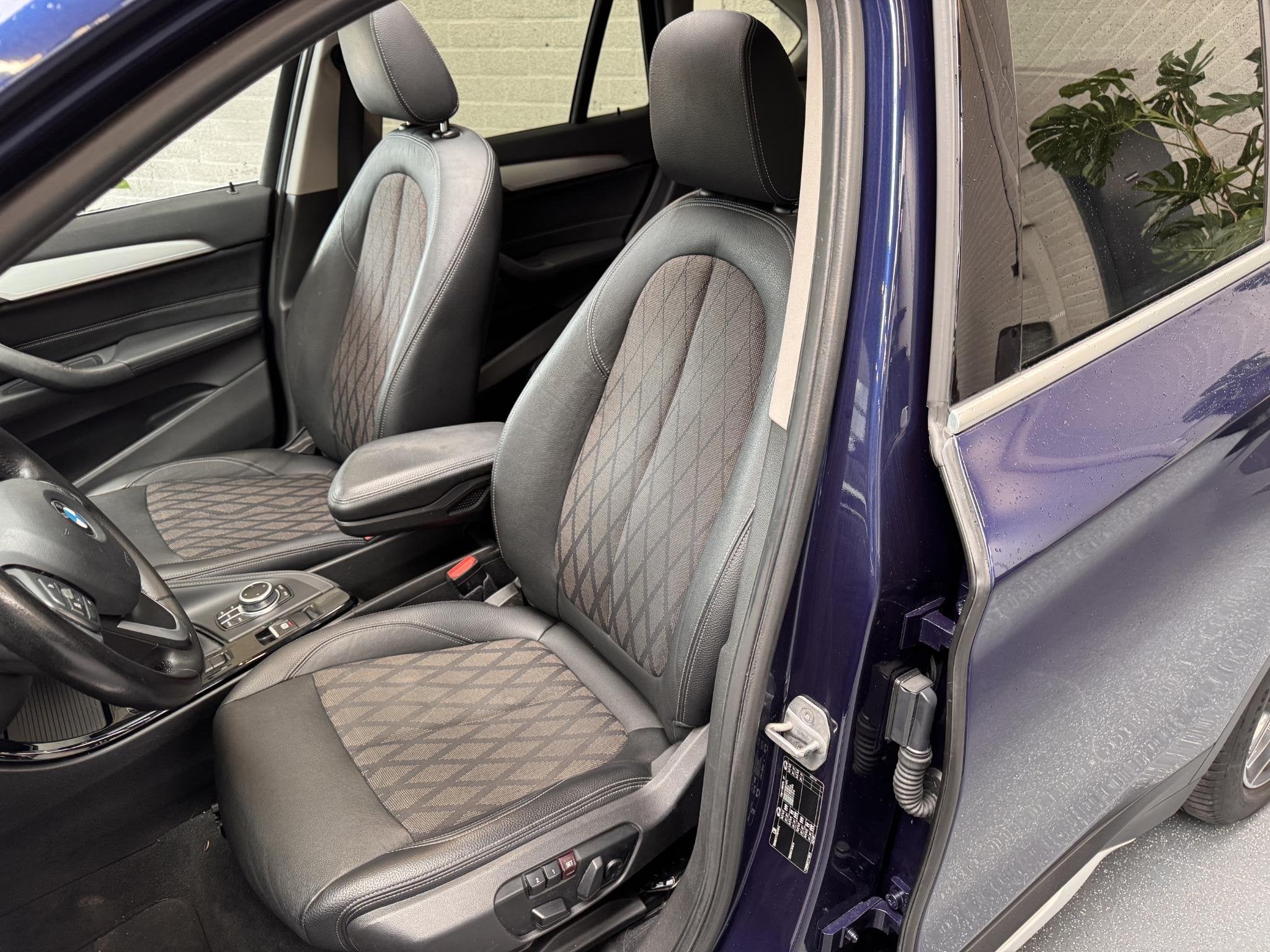 BMW X1 sDrive18i Executive | X-line | Pano | Navi | Camera |, Gebruikt, Euro 6, Blauw, Leder en Stof