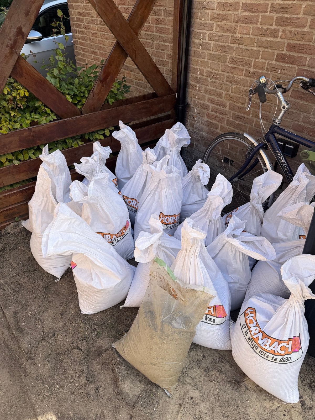 Gratis zand en aarde in zakken, 20+ zakken, Ophalen of Verzenden, Gebruikt, Ophoogzand