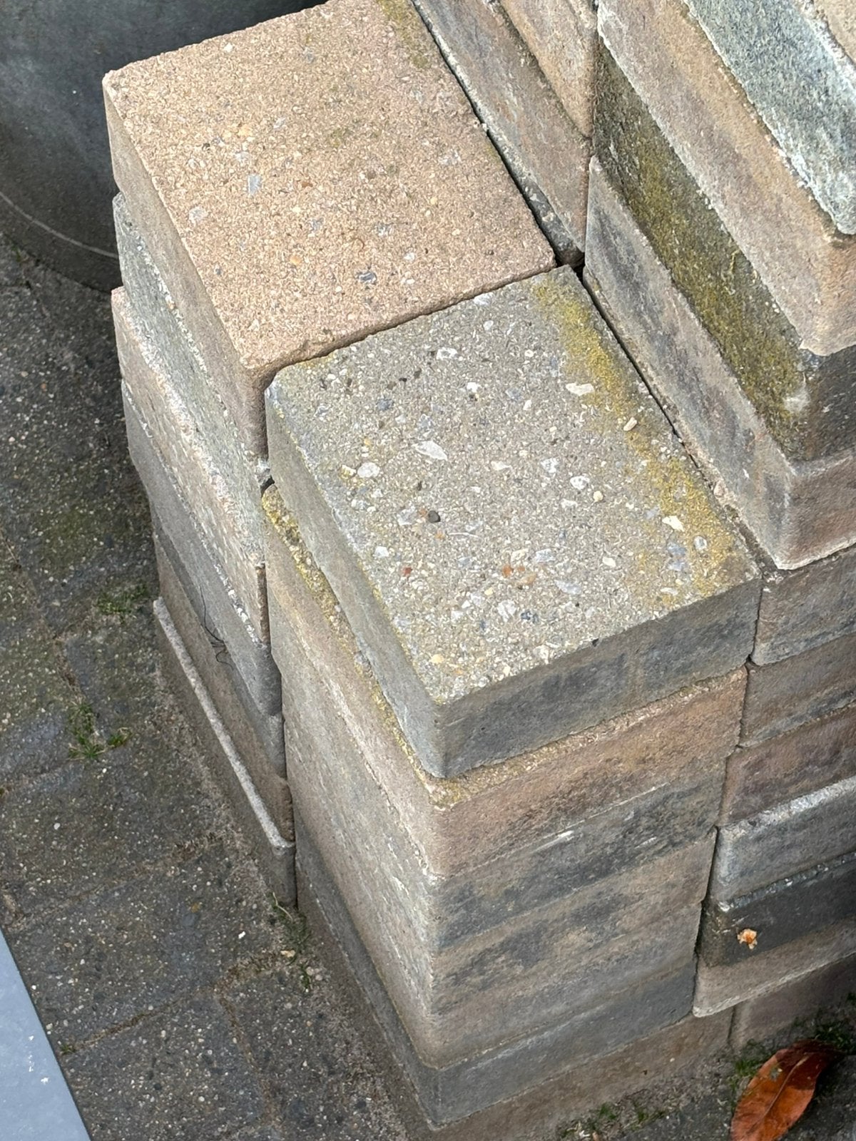 Gratis af te halen: antraciet klinkers en trommel stenen, Tuin en Terras, Tegels en Klinkers, Ophalen, Zo goed als nieuw, Beton
