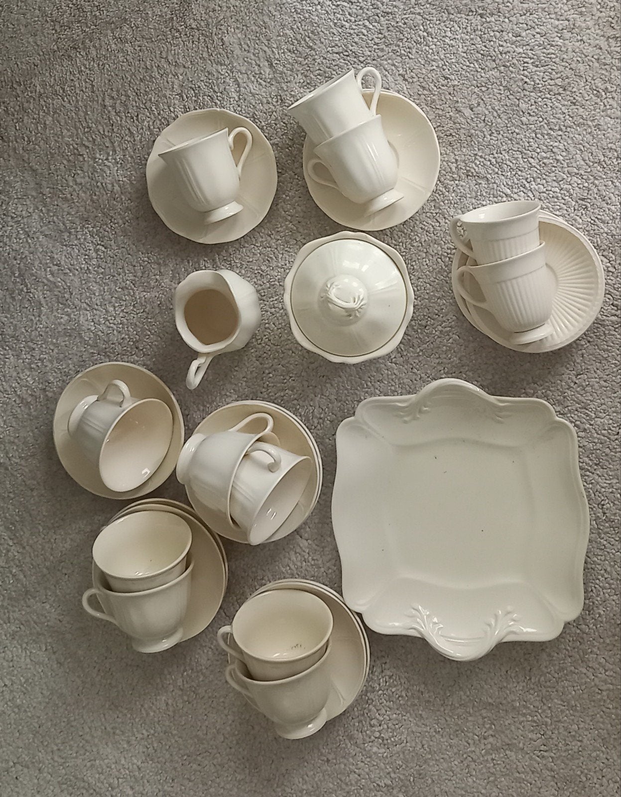 Wedgwood servies - Kopjes, schotels, melkkan, Gebruikt, Klassiek, Ophalen of Verzenden, Kop(pen) en/of Schotel(s)
