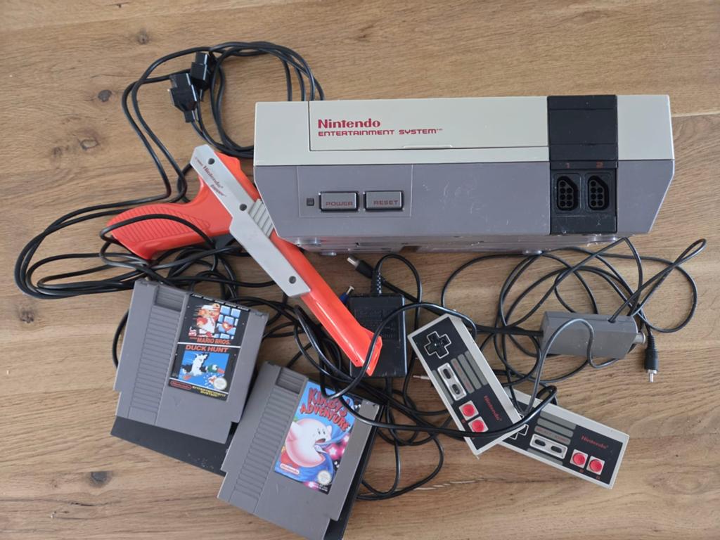 Nintendo NES spelcomputer, Ophalen, Gebruikt, Met 2 controllers, Met zapper/pistool