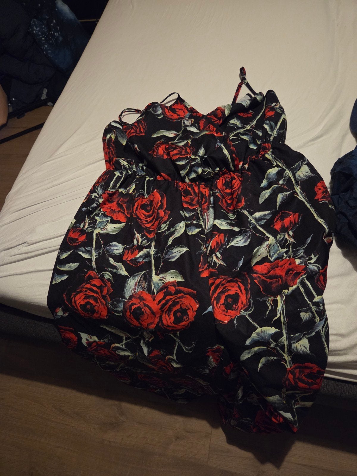 Zwarte jumpsuit met rode rozenprint - Maat XL, Kleding | Dames, Jumpsuits, Ophalen of Verzenden, Gedragen, Maat 46/48 (XL) of groter
