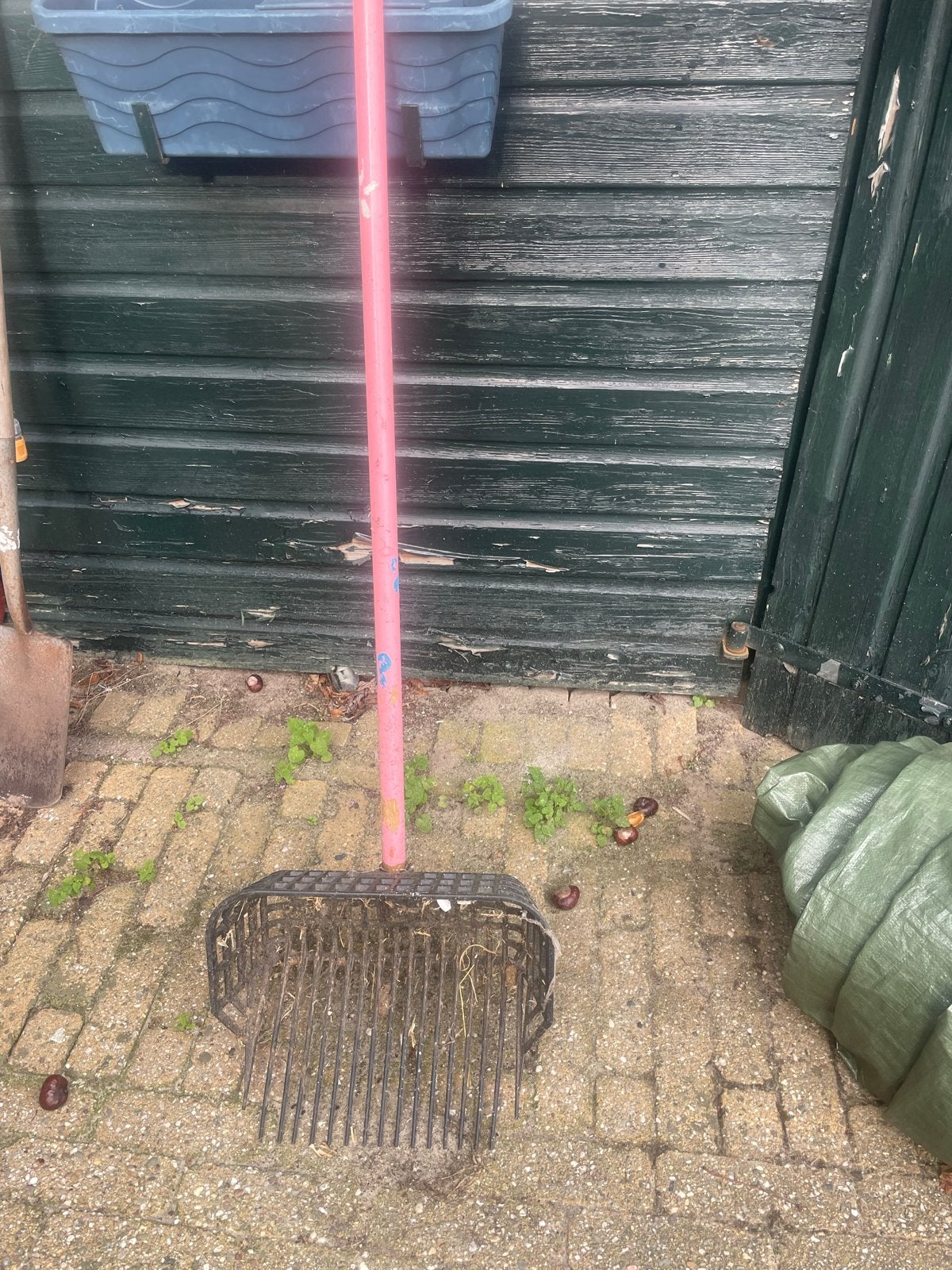 Gebruikte mestvork met roze steel, Ophalen, Gebruikt