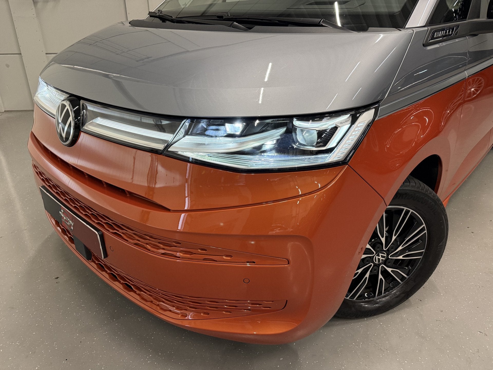 Volkswagen Multivan 1.4 eHybrid BULLI 7p. HEAD-UP/IQ-LIGHT/L, Gebruikt, Zwart, Met garantie (alle), 7 stoelen