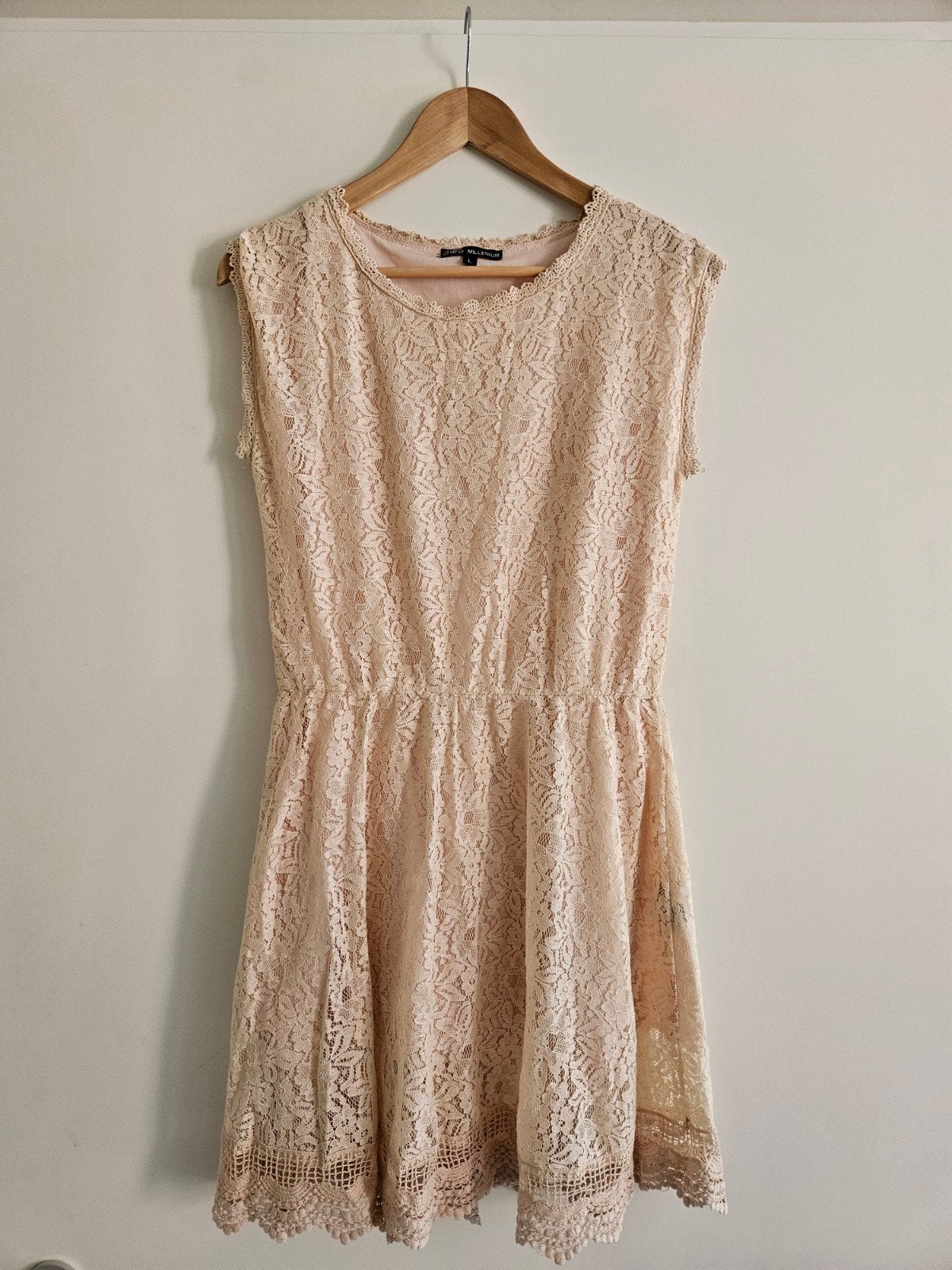 Cremekleurige jurk met kant maat M, Kleding | Dames, Jurken, Maat 38/40 (M), Beige, Zo goed als nieuw, Boven de knie