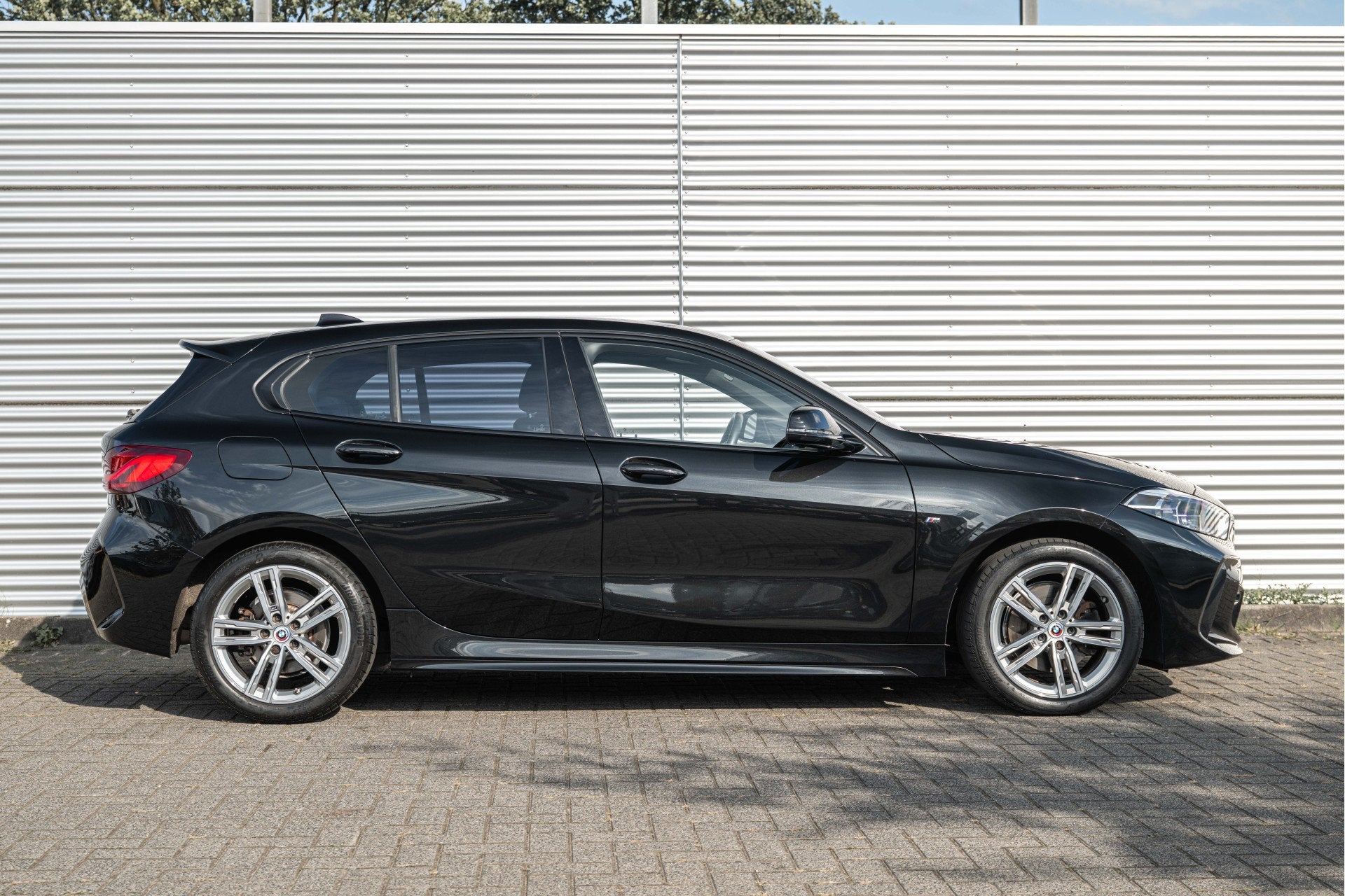 BMW 1 Serie 118i Executive M Sport Automaat / Sportstoelen /, Auto's, 136 pk, Gebruikt, Met garantie (alle), Zwart