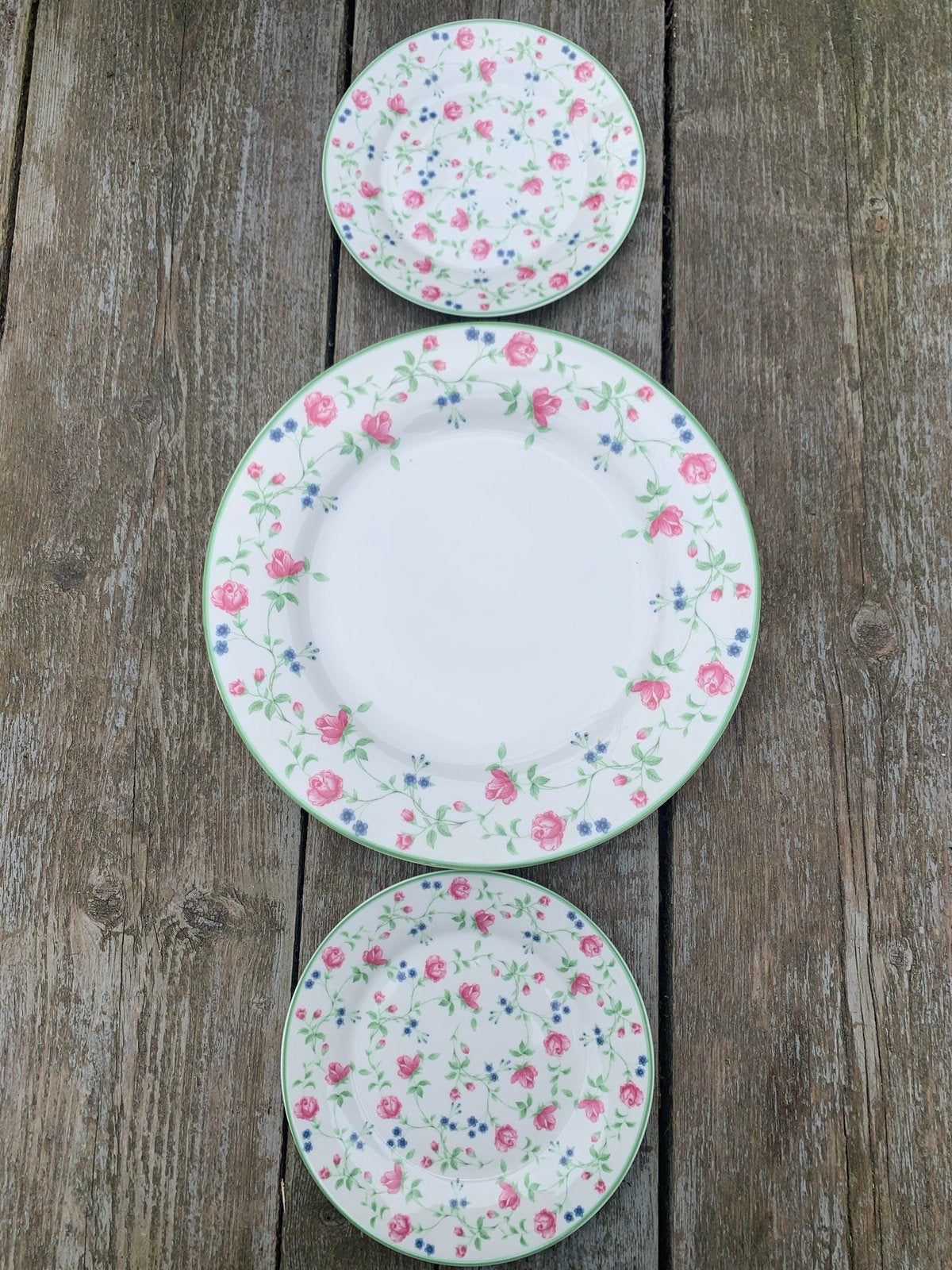 Set van 3 borden met bloemmotief, Huis en Inrichting, Keuken | Servies, Keramiek, Ophalen of Verzenden, Zo goed als nieuw, Bord(en)