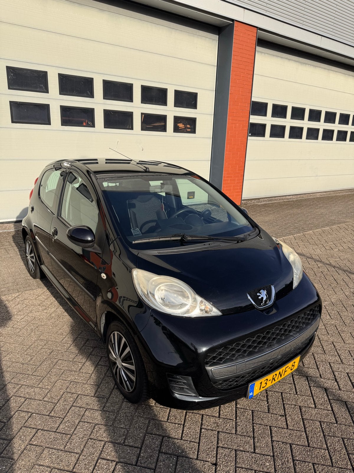 Peugeot 107 1.0 12V 5DR 2011 Zwart 82520 km, Voorwielaandrijving, Stof, Zwart, 4 stoelen