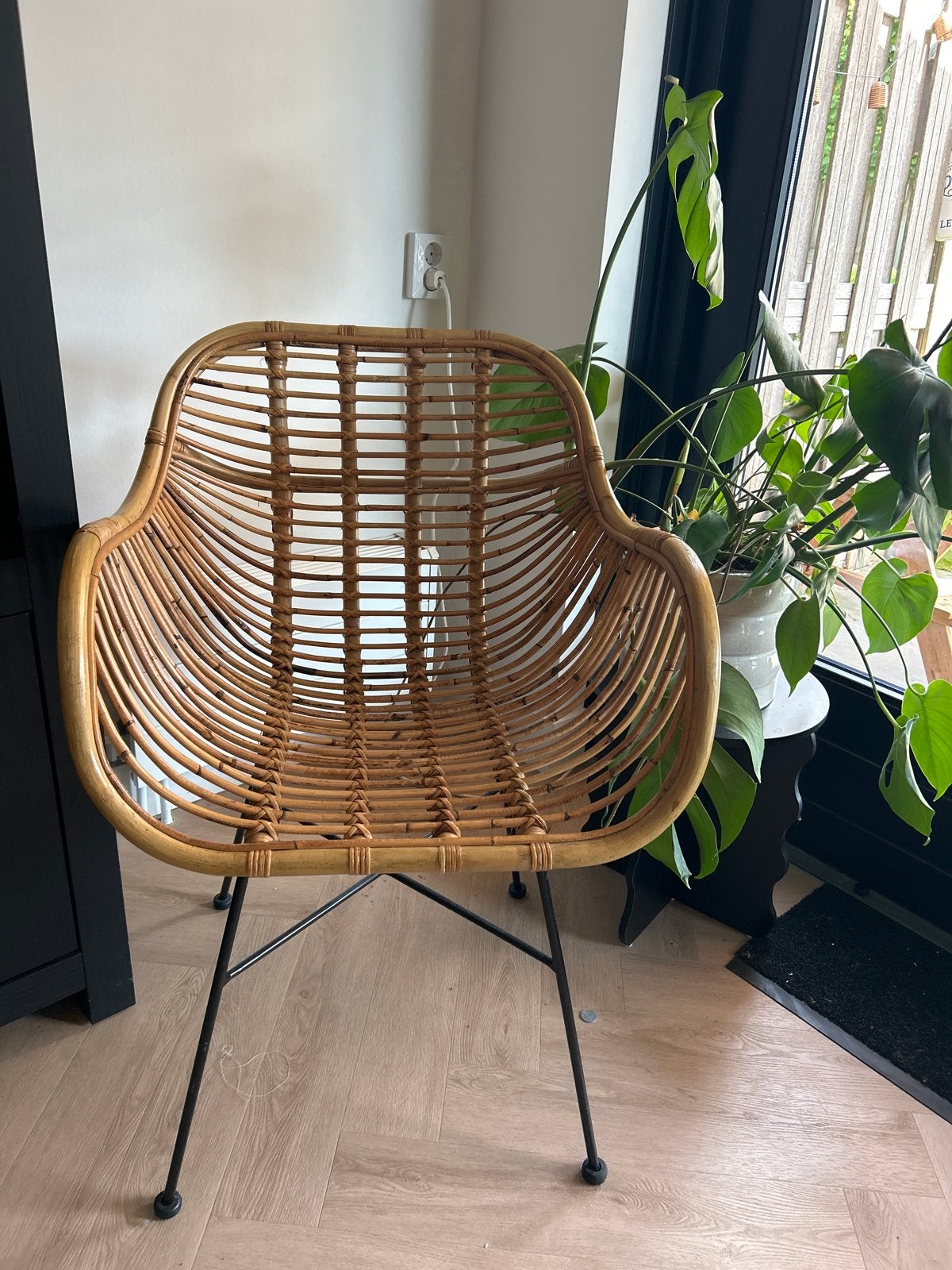 Rotan stoel met metalen onderstel, Ophalen, Gebruikt, Bruin, Riet of Rotan