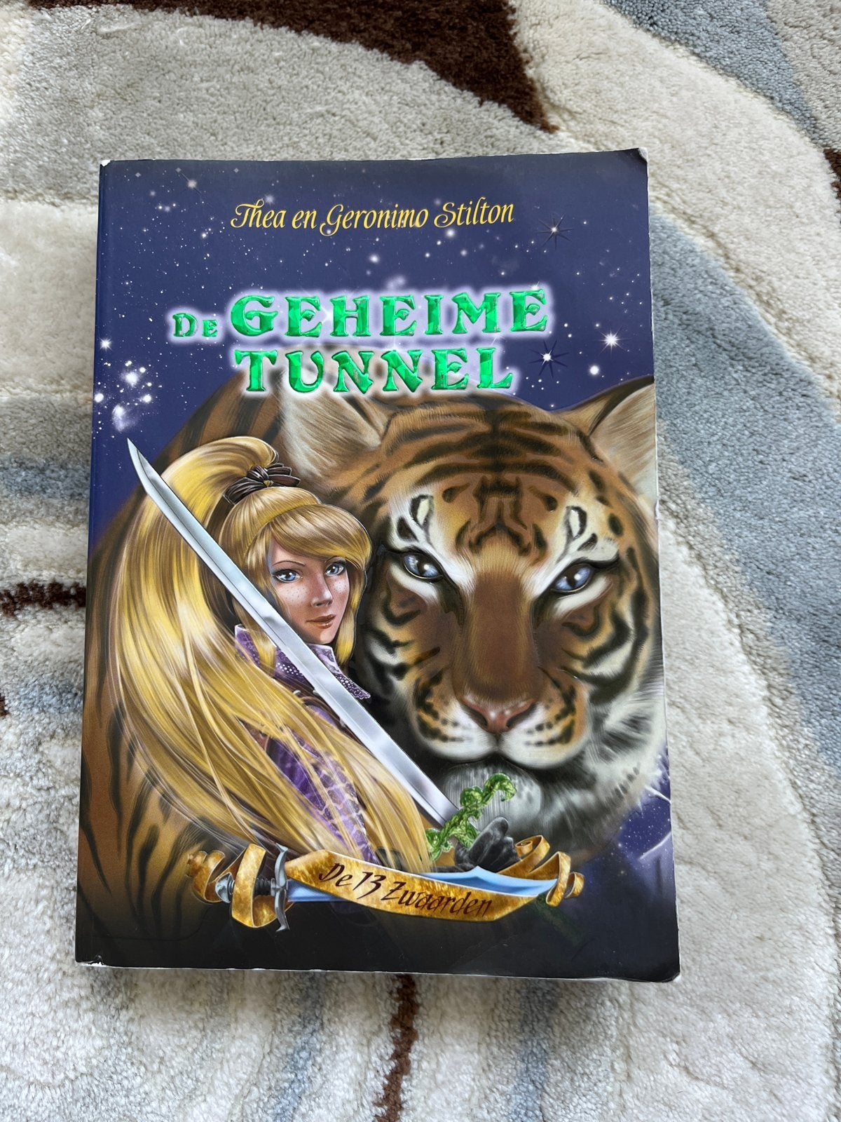 Thea en Geronimo Stilton - De Geheime Tunnel, Boeken, Fantasy, Ophalen of Verzenden, Gelezen