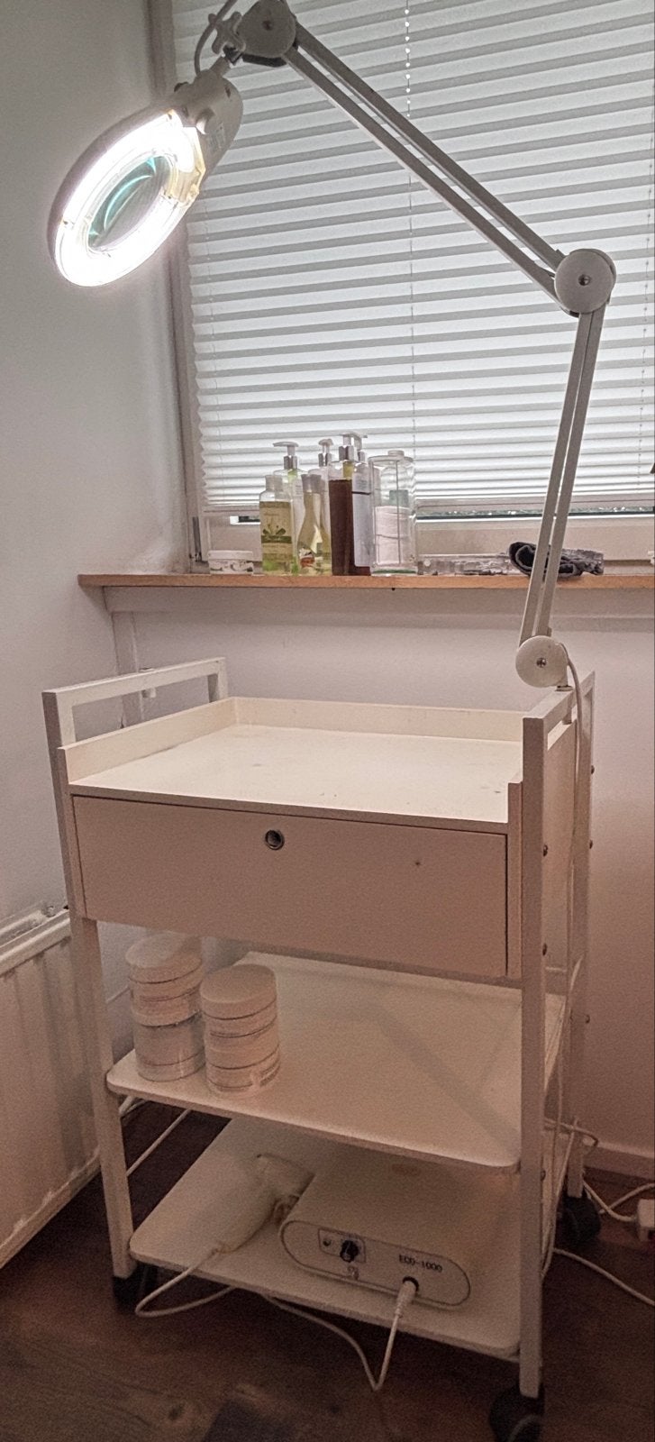 Witte roltafel met loeplamp voor salon of praktijk, Ophalen, Gebruikt, Loeplamp