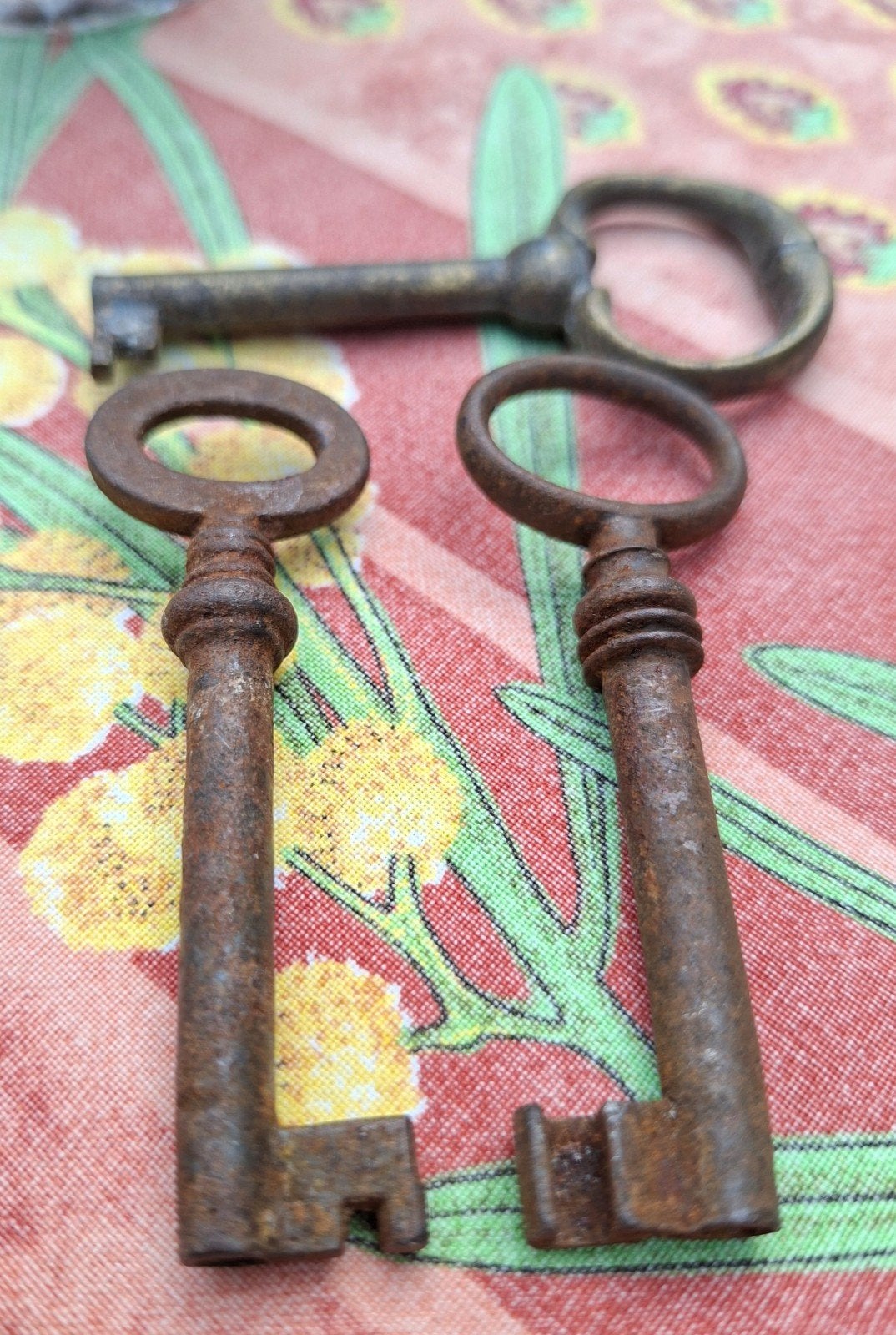 3  antieke holle meubelsleutels (7 cm)"., Antiek en Kunst, Ophalen of Verzenden