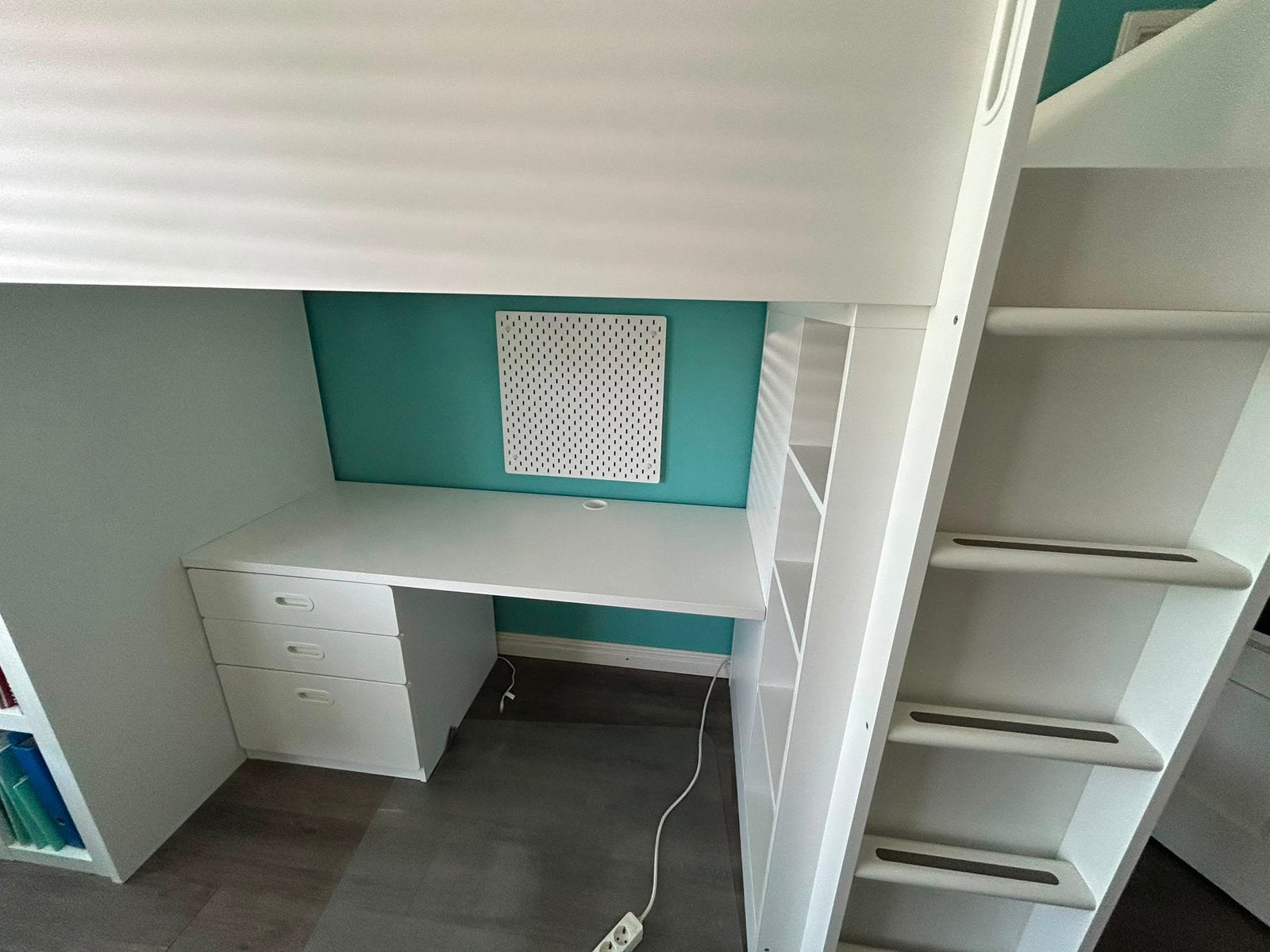 Hoogslaper incl bureau IKEA Smastad, Huis en Inrichting, Slaapkamer | Stapelbedden en Hoogslapers, Ophalen, Eenpersoons, Zo goed als nieuw