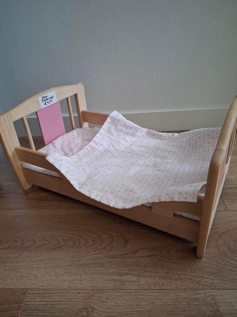 Ikea Duktig poppenbed met matras, deken en kussen - roze, Kinderen en Baby's, Speelgoed | Poppen, Ophalen, Gebruikt, Overige typen