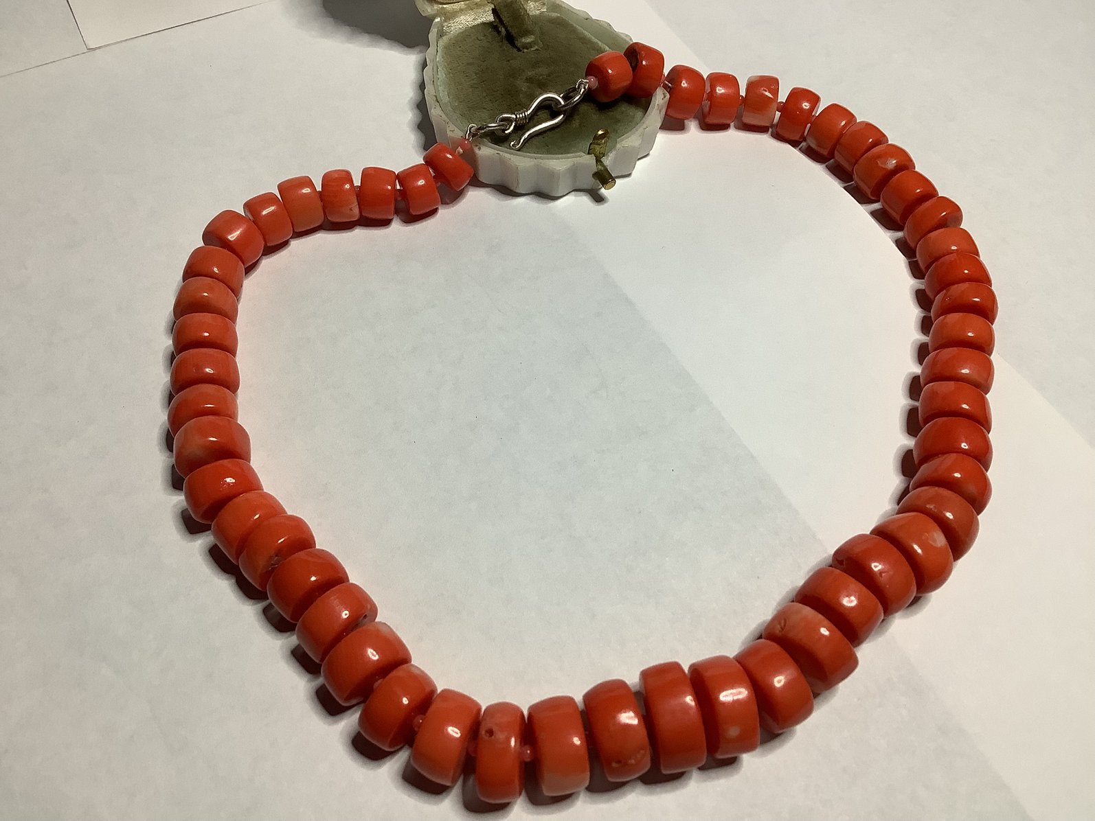 PRACHTIGE OPVALLENDE COLLIER MET GROTE KORAAL RODE AAN  SLOT, Sieraden, Tassen en Uiterlijk, Antieke sieraden, Verzenden, Ketting