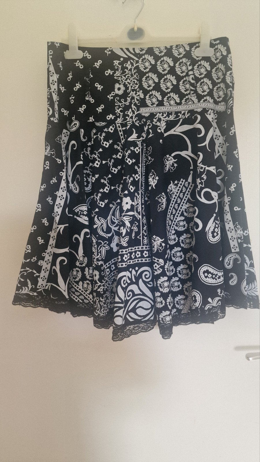 Zwart-witte rok met paisley en bloemenprint, Kleding | Dames, Rokken, Ophalen of Verzenden
