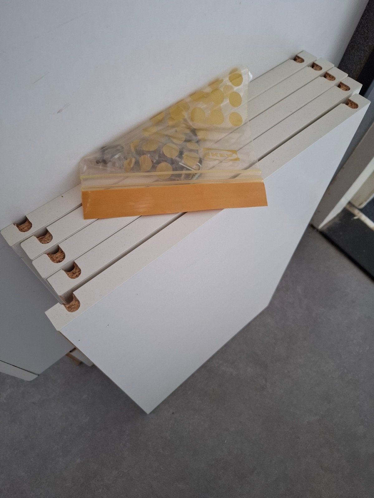 5 IKEA Besta planken met steuntjes, Ophalen, Zo goed als nieuw
