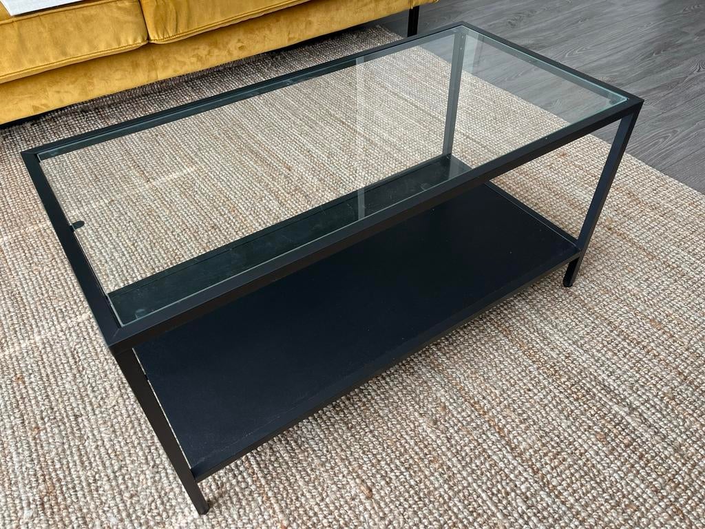 Zwarte salontafel met glazen blad, Huis en Inrichting, Tafels | Salontafels, Ophalen, Gebruikt, 100 tot 150 cm, 50 tot 100 cm