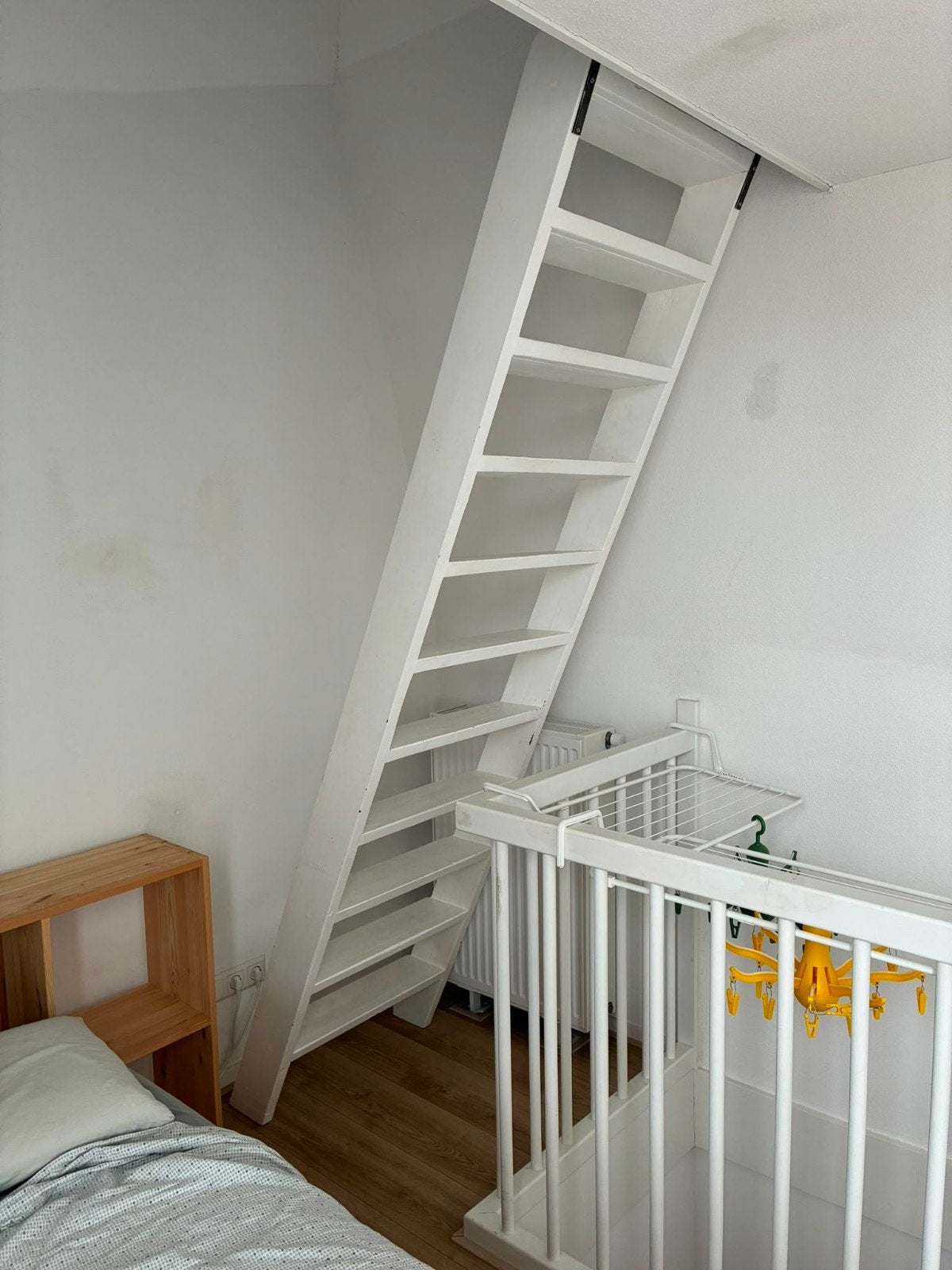 Witte houten zoldertrap met haak, Doe-het-zelf en Verbouw, Ladders en Trappen, Ophalen, Zo goed als nieuw, Trap, 2 tot 4 meter