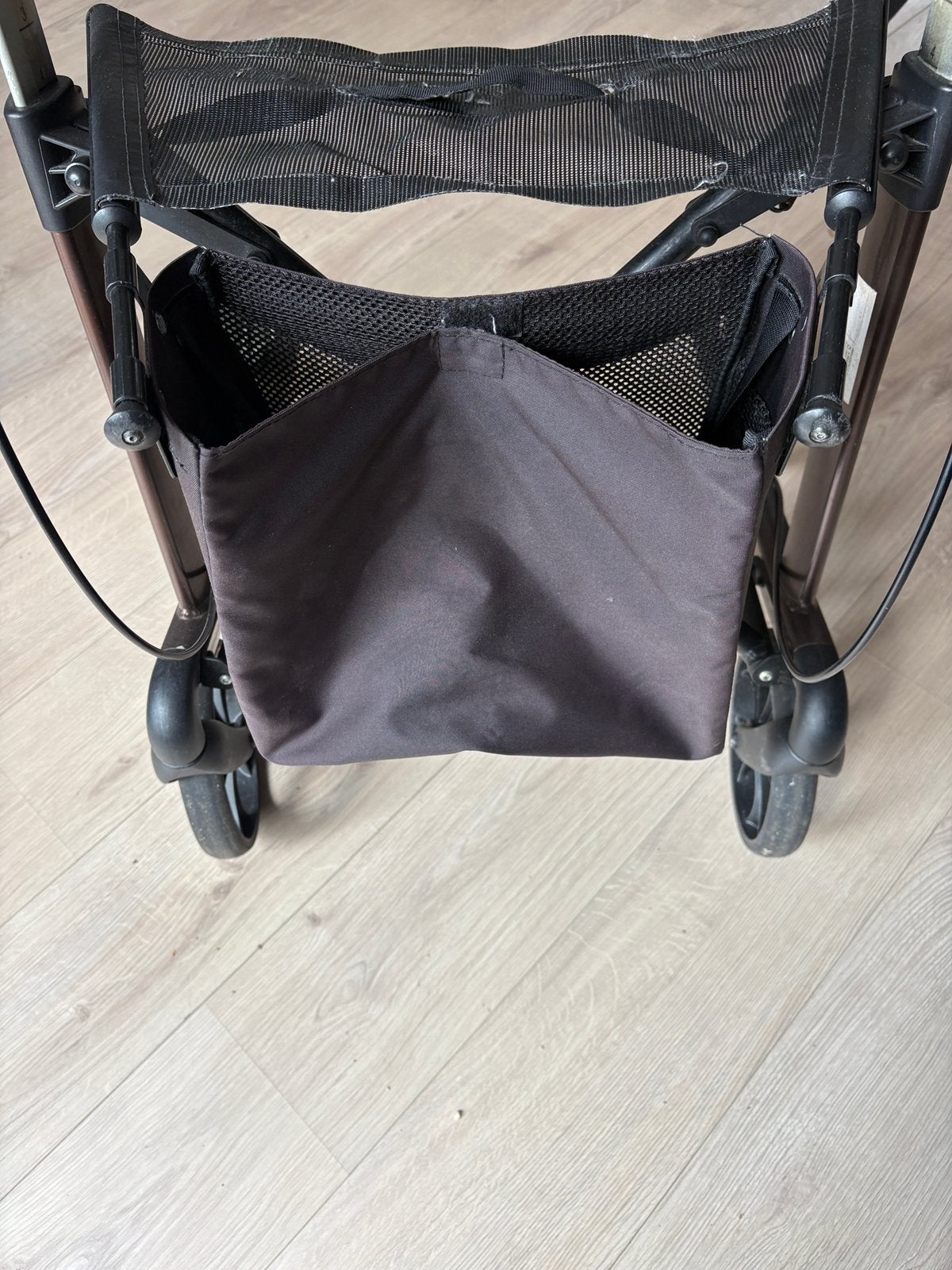 Goede rollator met opbergvakje, Ophalen, Zo goed als nieuw