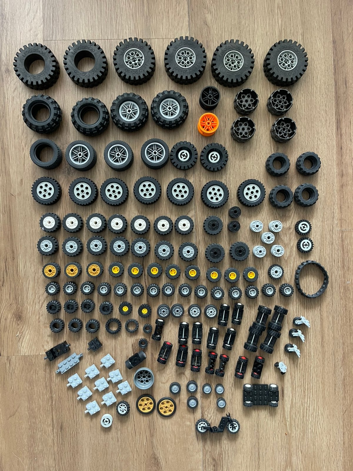 Grote partij LEGO wielen en banden - Diverse maten, Kinderen en Baby's, Speelgoed | Duplo en Lego, Gebruikt, Lego, Ophalen of Verzenden