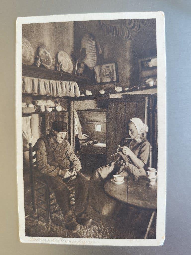 KLEDERDRACHT  - BREIENDE VROUW IN GELDERSCH HUISJE 2, Verzamelen, Ophalen of Verzenden, Voor 1920, Gelopen, Gelderland