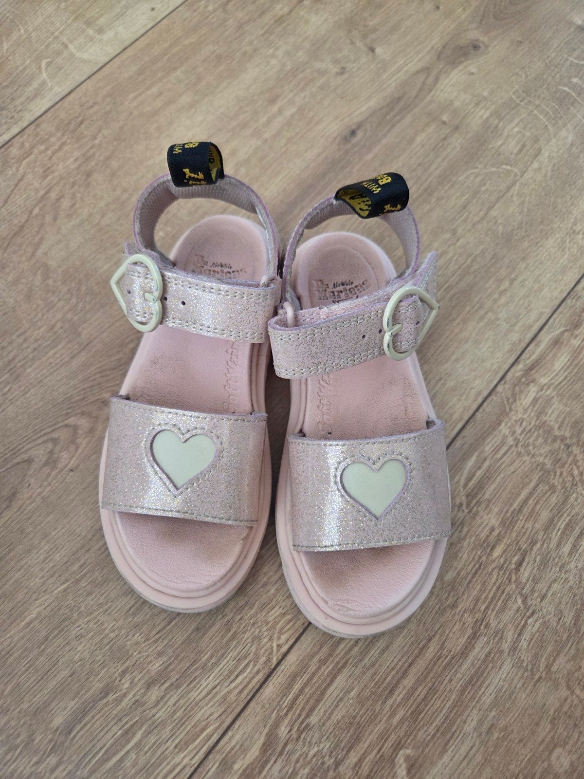 Dr Martens sandalen marlowe hearts powder roze, Ophalen of Verzenden, Zo goed als nieuw, Meisje, Schoenen