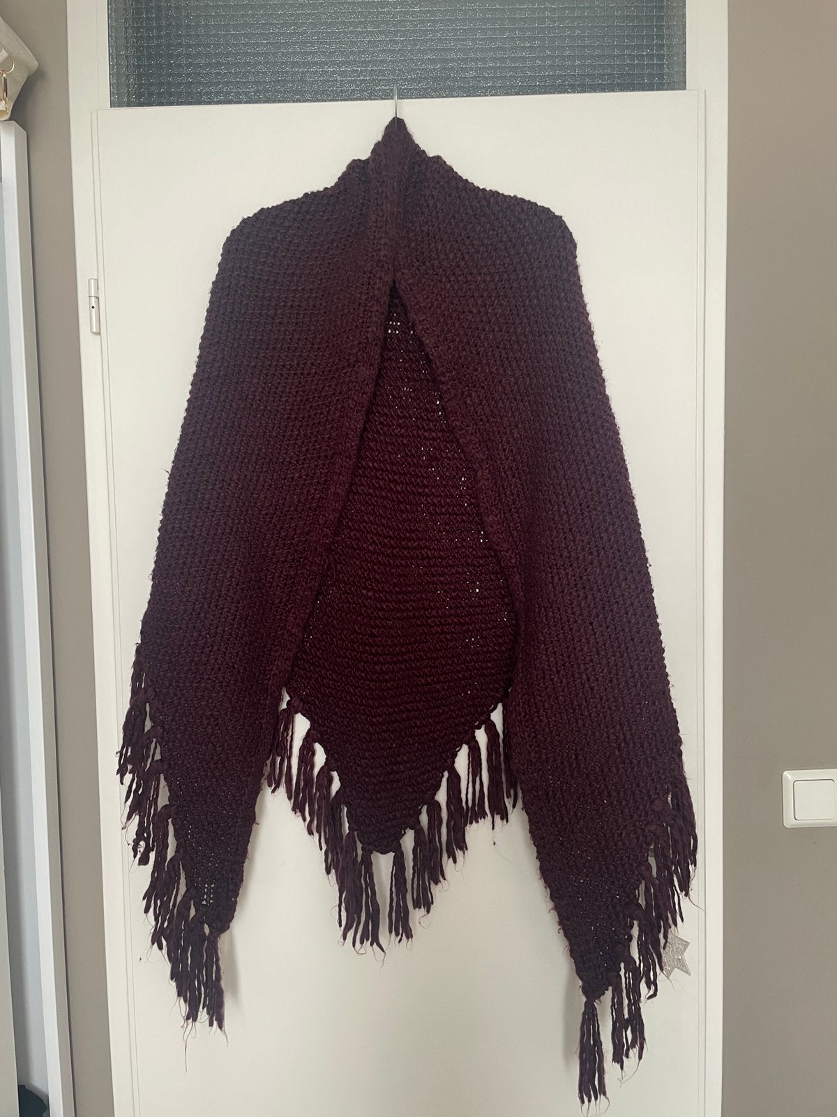 aubergine paarse gehaakte poncho overgooier met fringe, Kleding | Dames, Ophalen of Verzenden, Zo goed als nieuw, Maat 42/44 (L)