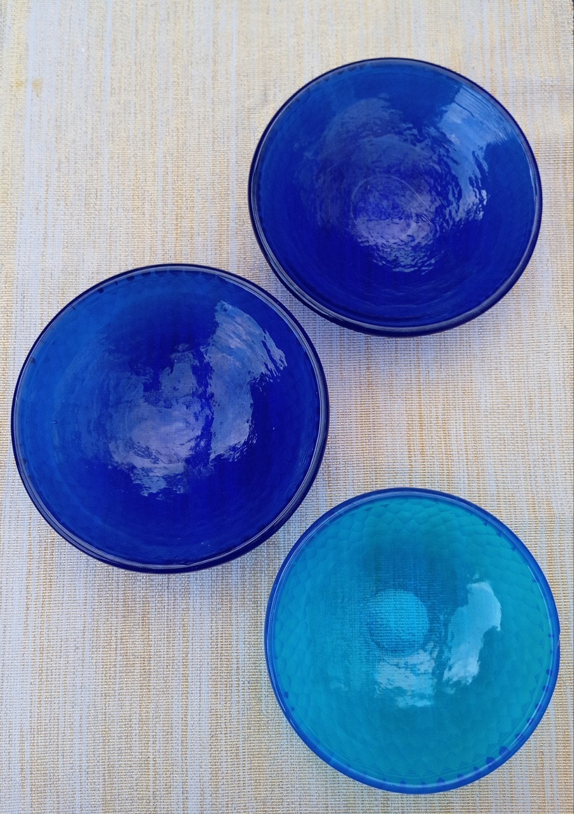 Drie Schalen van Blauw Gerecycled Marokkaans Glas, Ophalen of Verzenden, Overige stijlen, Glas, Schaal of Schalen