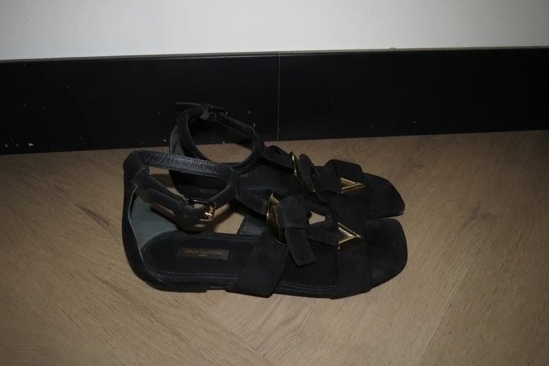 Louis Vuitton zwarte sandalen gouden hardware IZGS 38, Verzenden, Zwart, Louis Vuitton, Sandalen of Muiltjes