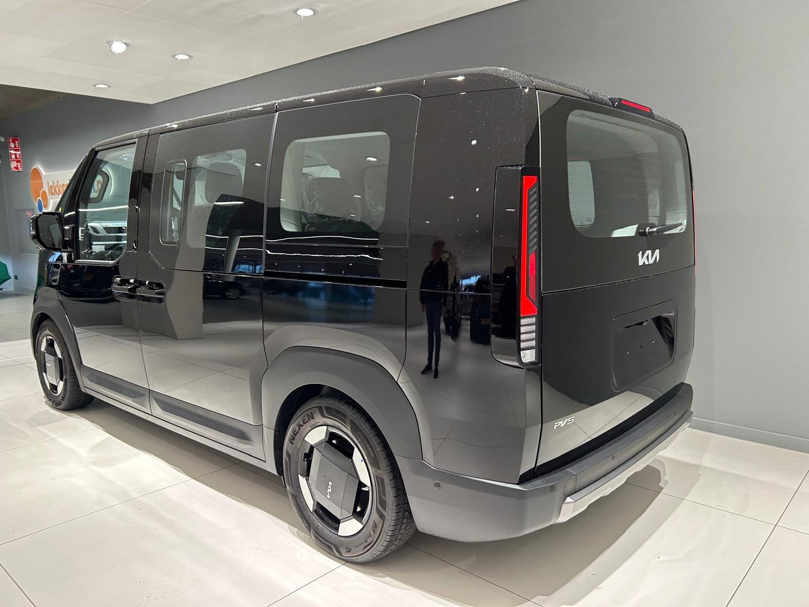 Kia Pv5 Passenger 71,2 kWh 163pk Elite Executive, Auto's, Kia, Automaat, 1500 kg, Te koop, Traction-control