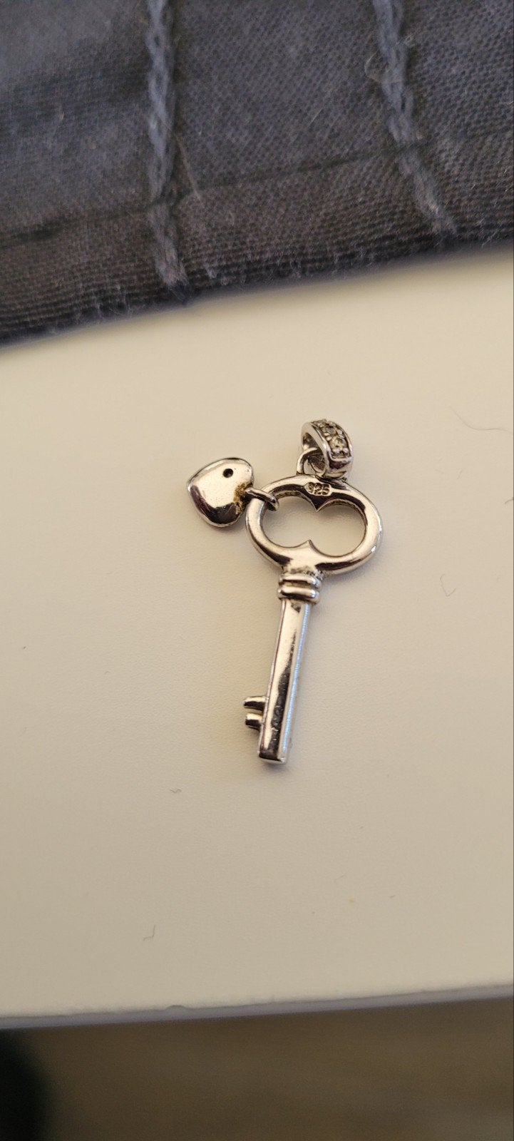 Zilveren sleutel hanger met hartje en strass, Ophalen of Verzenden, Zo goed als nieuw, Hart, Zilver