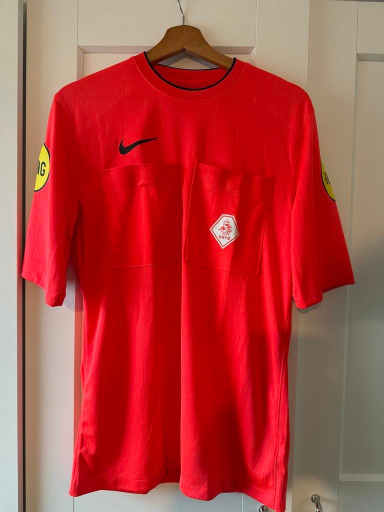KNVB scheidsrechters shirt rood maat M, Maat M, Ophalen of Verzenden, Zo goed als nieuw, Shirt