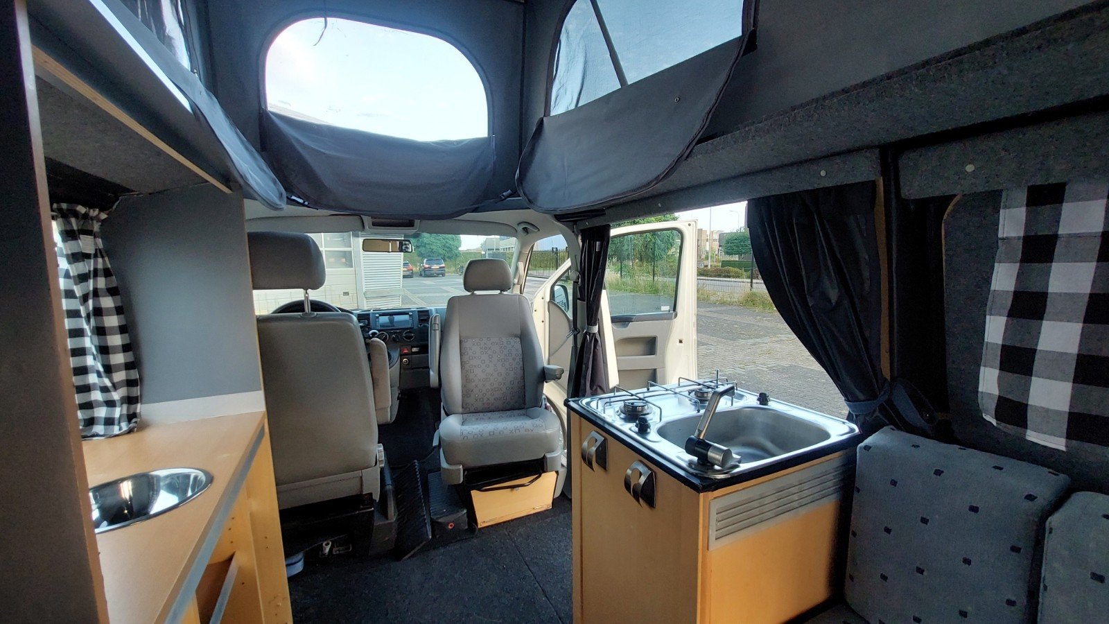 Foto 16 van VW T5 REIMO # 6 ZIT+4 SLAAPPLAATSEN # SLAAPHEFDAK #LENGTEZIT