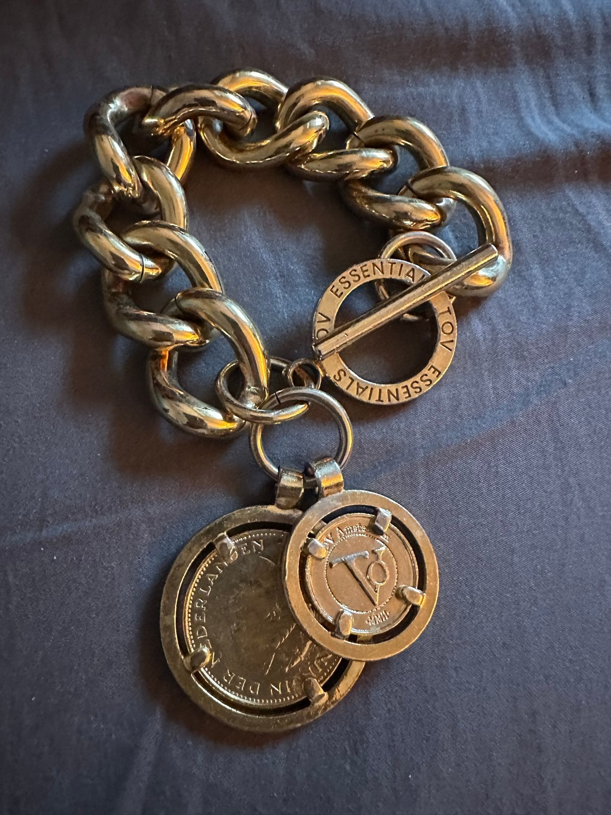 Goudkleurige schakelarmband met munten en bedels TOV, Overige materialen, Gebruikt, Ophalen of Verzenden, Met bedels of kralen