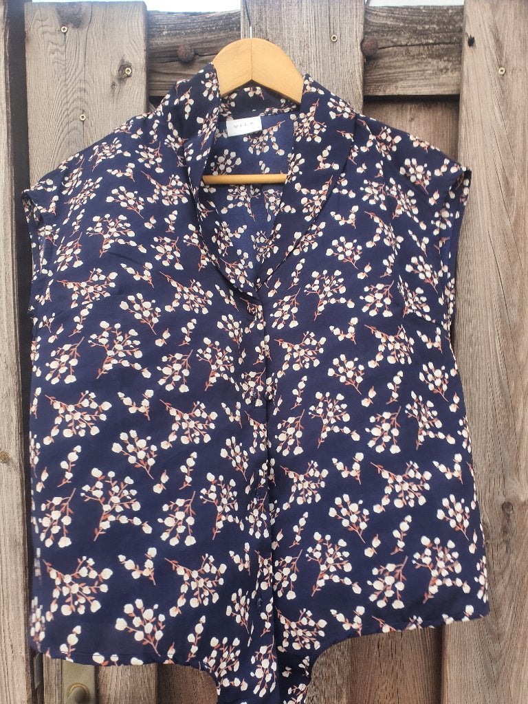 VILA bloemenblouse donkerblauw | maat 38 M, Kleding | Dames, Ophalen of Verzenden, Zo goed als nieuw, Maat 38/40 (M), Blauw