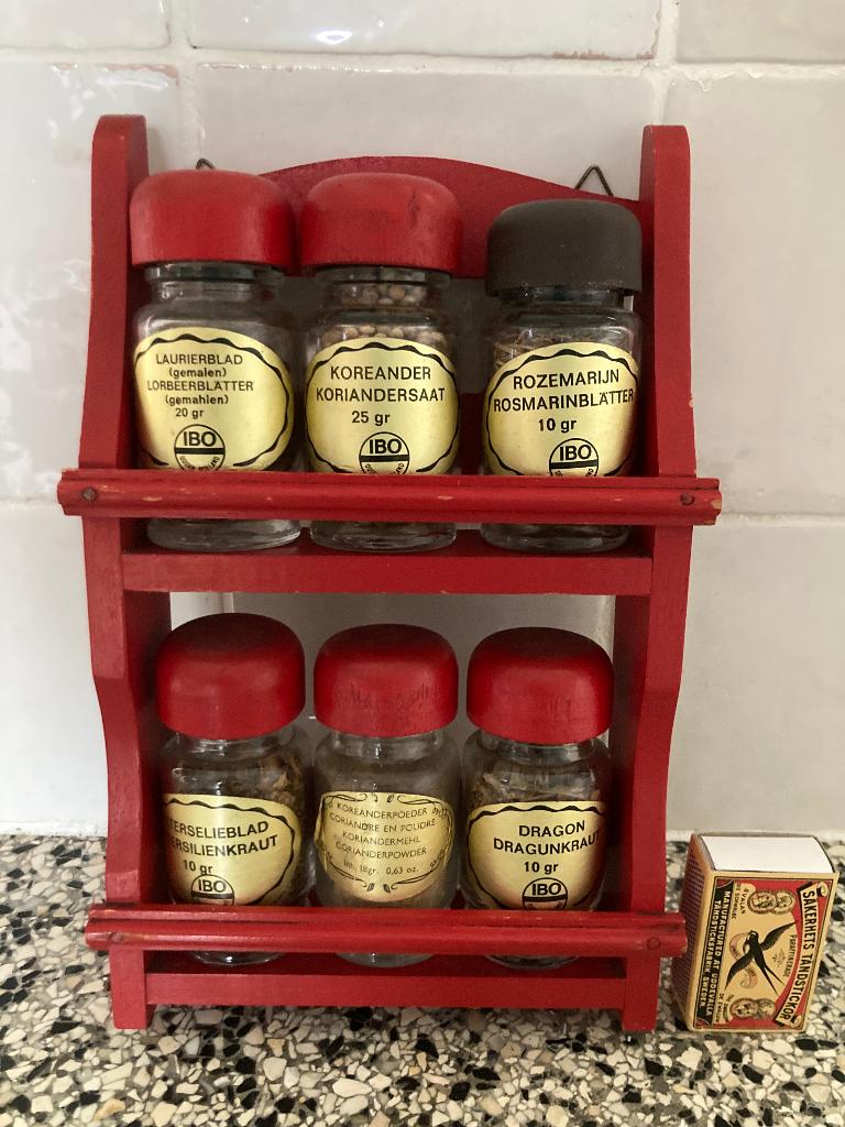 Rood houten keukenkruiden rekje seventies rode kruidenpotjes, Overige typen, Hout, Ophalen of Verzenden, Zo goed als nieuw