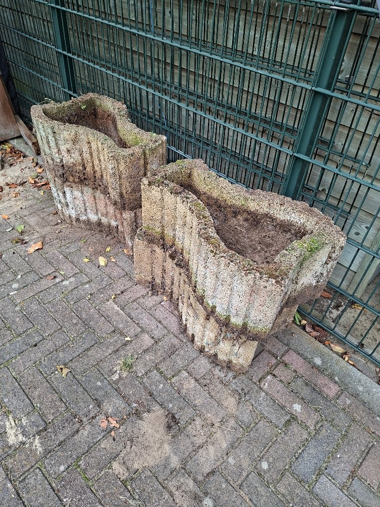 Gratis Z.S.M. ophalen 25 Bloembakken stapelbaar tot muurtje, Tuin en Terras, Ophalen, Gebruikt, Minder dan 30 cm, Beton