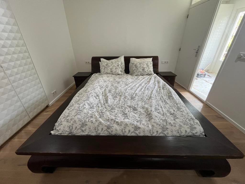 Oosters massief hardhouten bed met opiumvoeten, Huis en Inrichting, Slaapkamer | Bedden, Ophalen, Gebruikt, Bruin, Tweepersoons